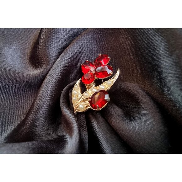 Rare Find Vintage CORO Signed Tiny Red Rhinestones Gold Tone Faux Pearls Brooch - Picture 3 of 6